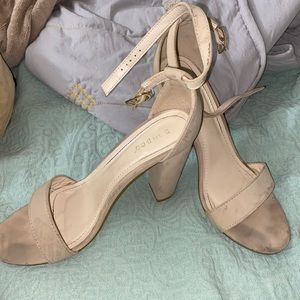 Nude heels size 8 1/2